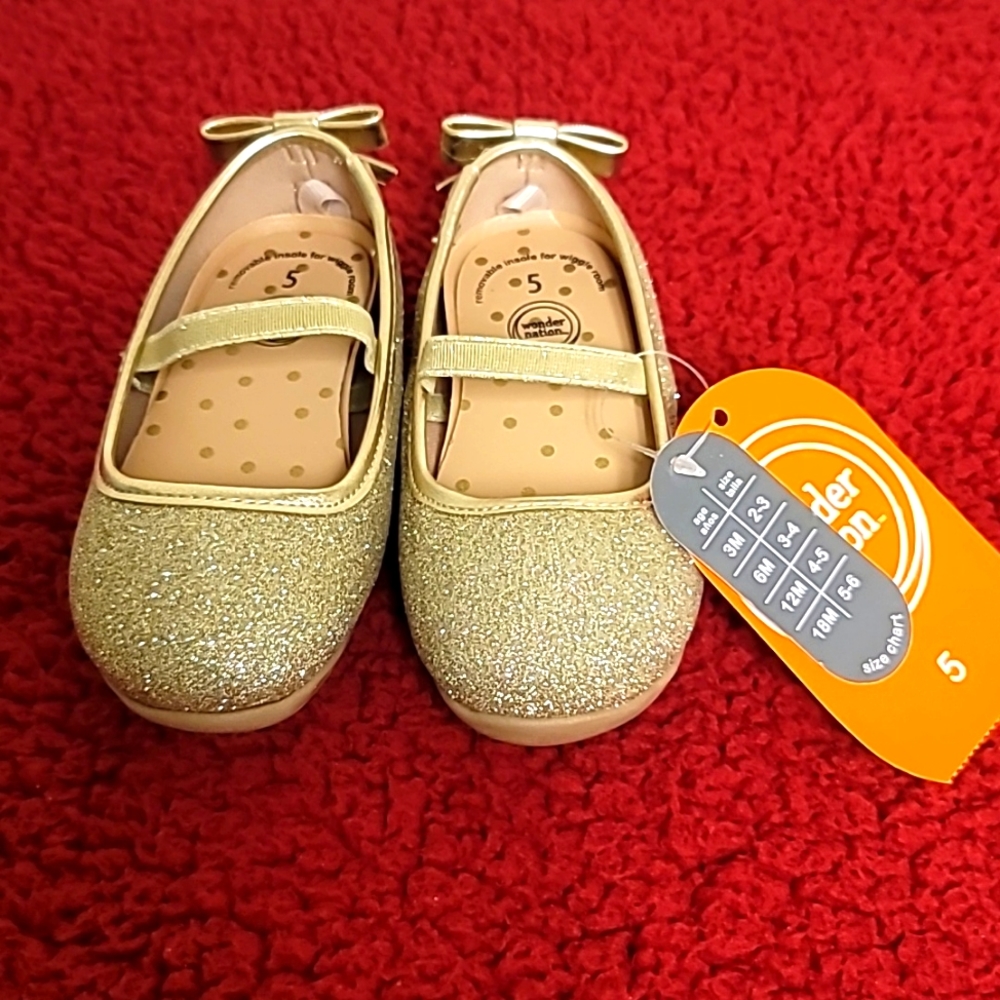 Wonder nation infant girl shoes, size 5. Color gold. NWT